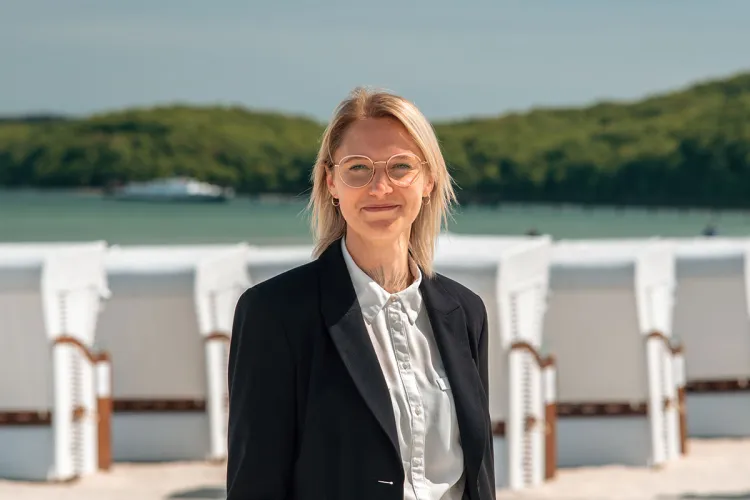 Caroline Schumacher, Personal-Supervisorin der Arkona Strandresidenzen am Strand von Binz