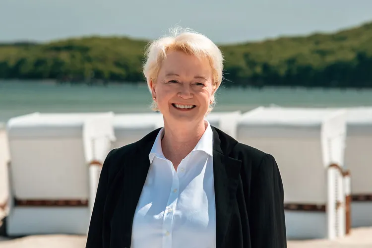 Die Empfangsleitung der Arkona Strandresidenzen am sonnigen Strand von Rügen