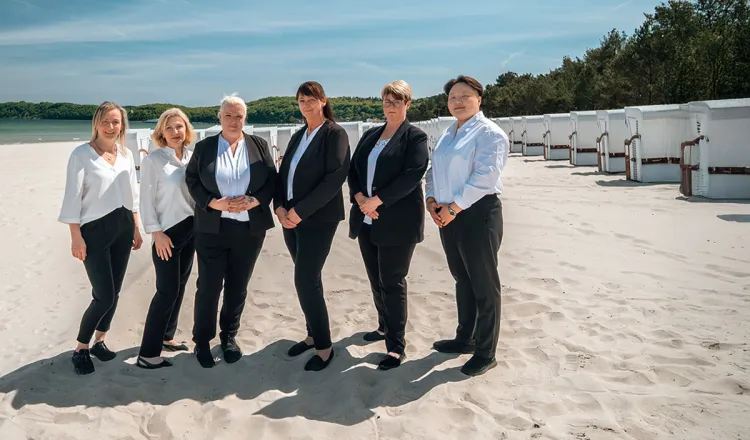 Housekeeping-Team der Arkona Strandresidenzen am Strand von Binz in Arbeitskleidung