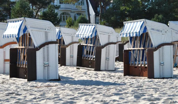 Geschlossene Strandkörbe von der Strandvermietung an der Binzer Strandpromenade.