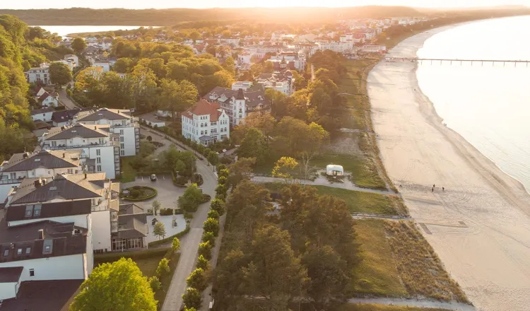 Luftaufnahme der Binzer Strandpromenade bei Sonnenschein – Engagement für Nachhaltigkeit an der Ostsee