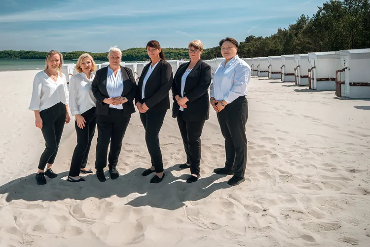 Housekeeping-Team der Arkona Strandresidenzen am Strand von Binz in Arbeitskleidung