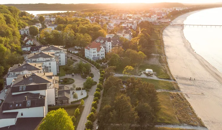 Binzer Strand bei Sonnenuntergang von oben – Arkona Strandresidenzen investieren in Energieeffizienz und Umwelttechnik