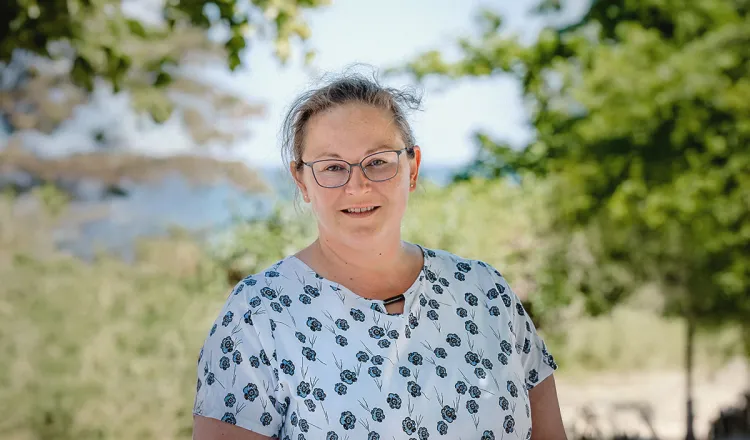 Mandy Lachmann, Leiterin Reservierung der Arkona Strandresidenzen, am Strand von Binz