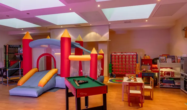 Der Kinderclub in den Arkona Strandresidenzen mit Hüpfburg, Billardtisch und weiteren Kinderspielen.