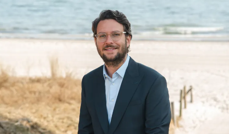 Hoteldirektor Daniel Hutter am Strand nahe der Arkona Strandresidenzen auf Rügen