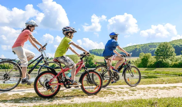 Eine Familienfahrradtour bei Sonnenschein: Kinderleicht mit Rügens zahlreichen Ausleihmöglichkeiten!