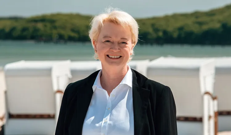 Die Empfangsleitung der Arkona Strandresidenzen am sonnigen Strand von Rügen