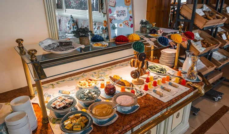 Buffetbereich für Familien in den Arkona Strandresidenzen mit Kinderstation und Ostseeblick