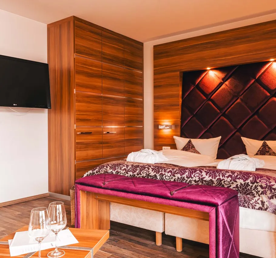 Doppelzimmer Deluxe in einer Ferienwohnung in Binz auf Rügen mit gemütlichem Bett und eleganter Einrichtung