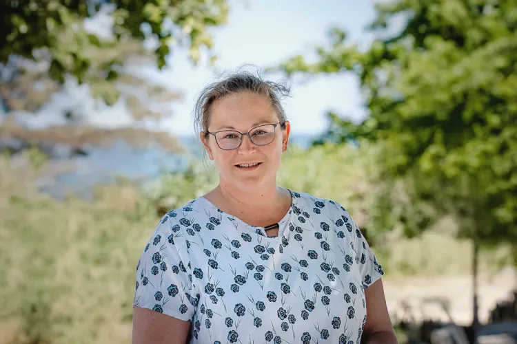 Mandy Lachmann, Leiterin Reservierung der Arkona Strandresidenzen, am Strand von Binz