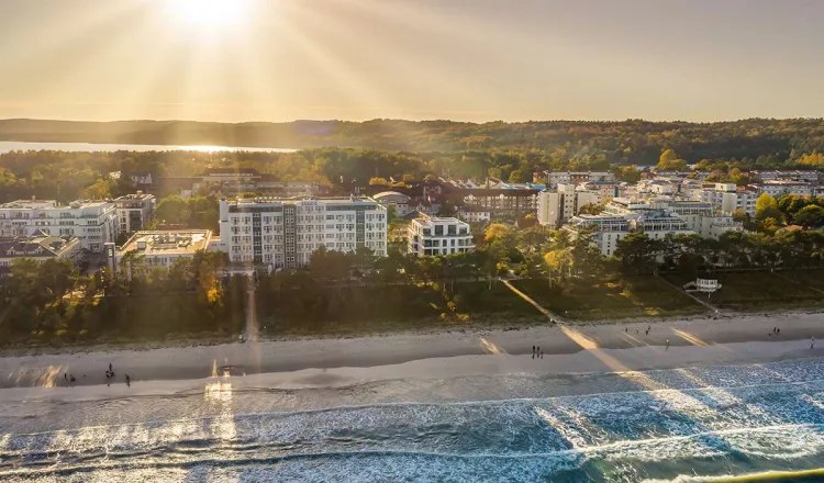 Luftaufnahme des Arkona Strandhotels in Binz – familienfreundliches Hotel mit direktem Strandzugang und eleganter Architektur