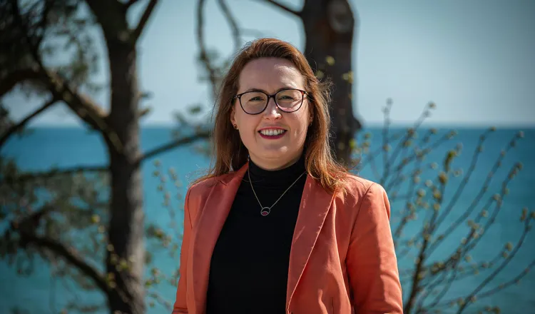 Dorothee Schicht bei Sonnenschein am Übergang zum Strand in Binz – Executive Assistant der Arkona Strandresidenzen