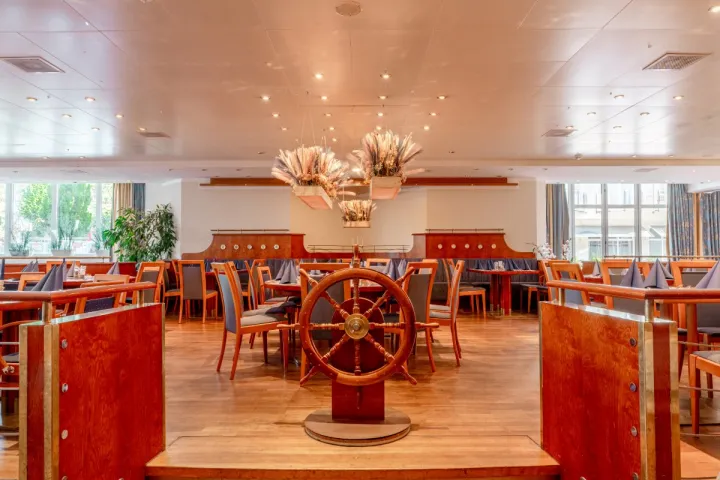 Die maritime hölzerne Einrichtung des Restaurant Rossini im Arkona Strandhotel an der Ostsee.