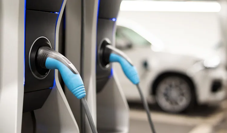 Eine Nahaufnahme der E-Ladestationen in den Arkona Strandresidenzen an der Ostsee für mehr Elektromobilität.