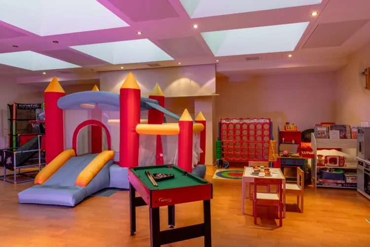 Der Kinderclub in den Arkona Strandresidenzen mit Hüpfburg, Billardtisch und weiteren Kinderspielen.
