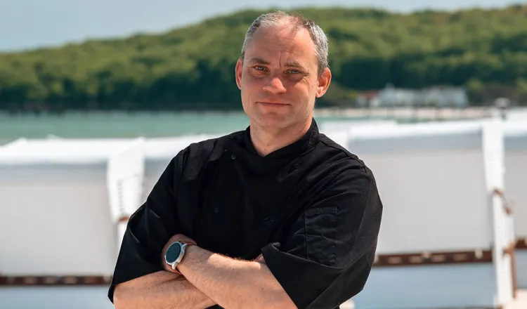 Thomas Fietz, erfahrener Leiter des Frühstücksservice bei Arkona Strandresidenzen