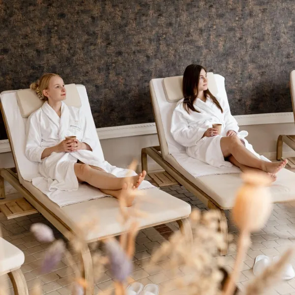 Zwei Gäste entspannen im Relaxbereich während des Frühlings Spa Pakets der Strandresidenzen Binz.