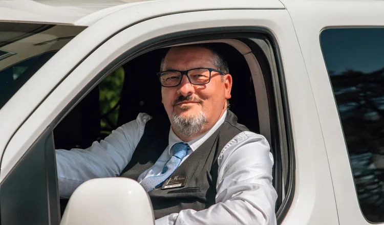 Ein Mitarbeiter der Arkona Strandresidenzen parkt ein Auto für Gäste am Hotel in Binz