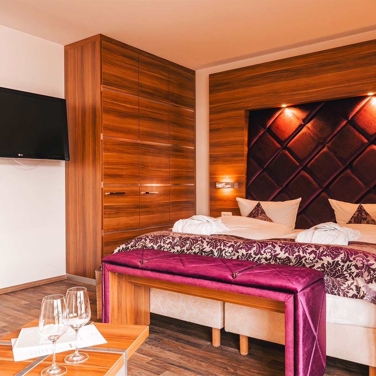 Doppelzimmer Deluxe in einer Ferienwohnung in Binz auf Rügen mit gemütlichem Bett und eleganter Einrichtung