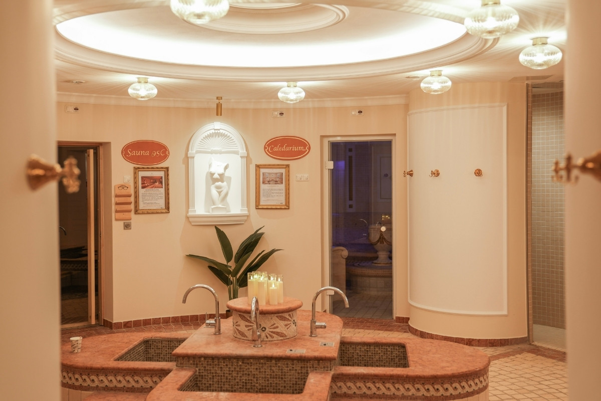 Stilvolle Saunalandschaft mit Caldarium und Sauna im Wellnessbereich des Rugard Thermal Strandhotels in Binz.