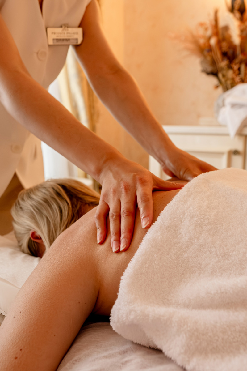 Eine Person erhält eine Rückenmassage im Apartment Hotel auf Rügen.
