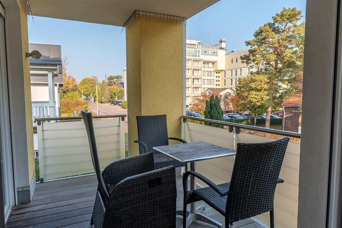 Blick vom Balkon des Suite Apartments in den Arkona Strandresidenzen Binz auf die umliegende Straße und Gebäude