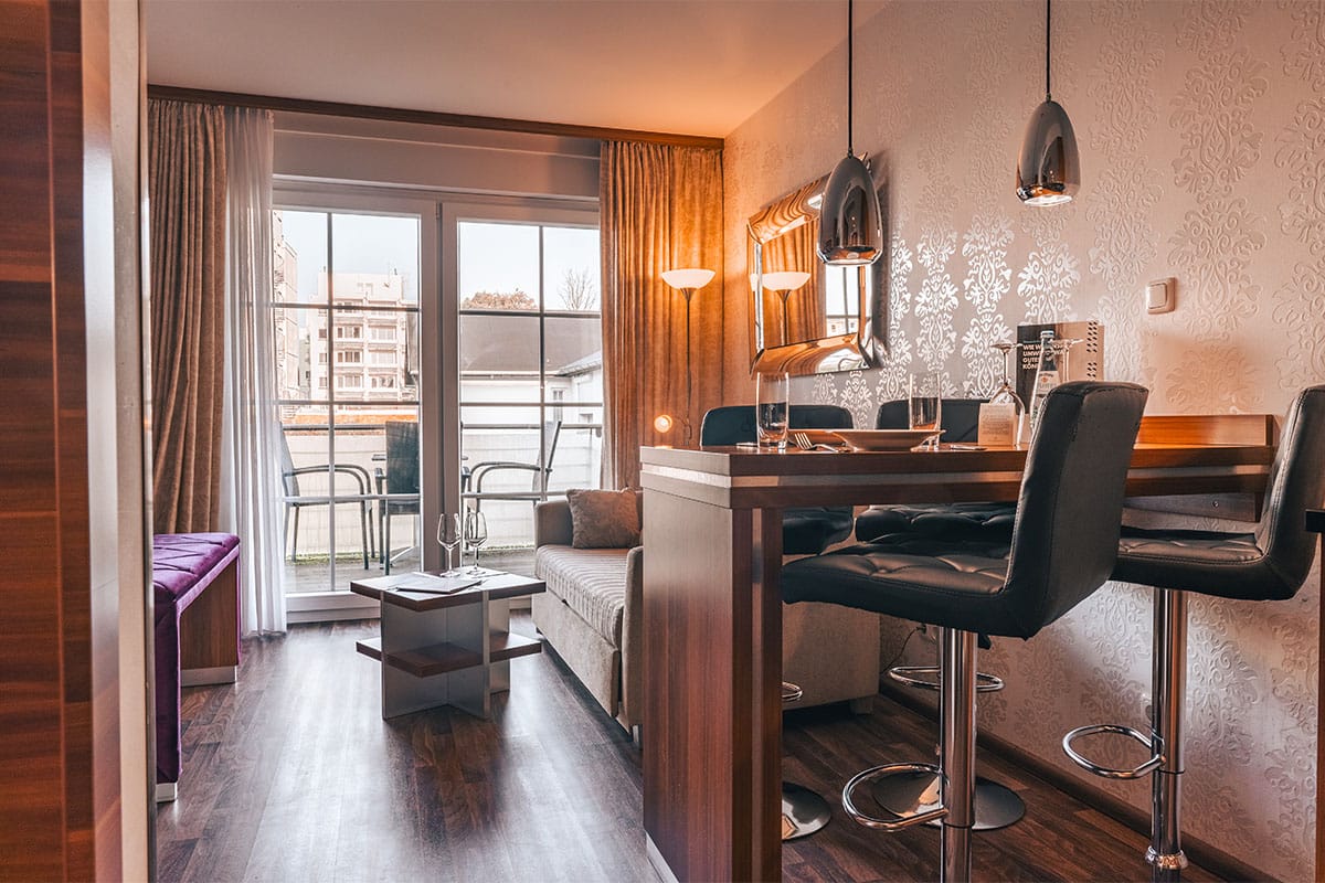 Gemütliche Sitzecke mit Couch und Esstisch im Studio der Arkona Strandresidenzen in Binz